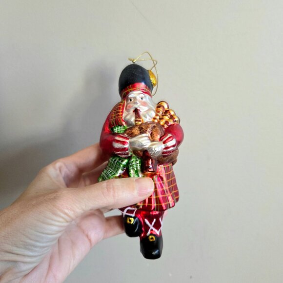 Scottish dancing Santa playing bagpipe Christmas tree ornament - Picture 5 of 7